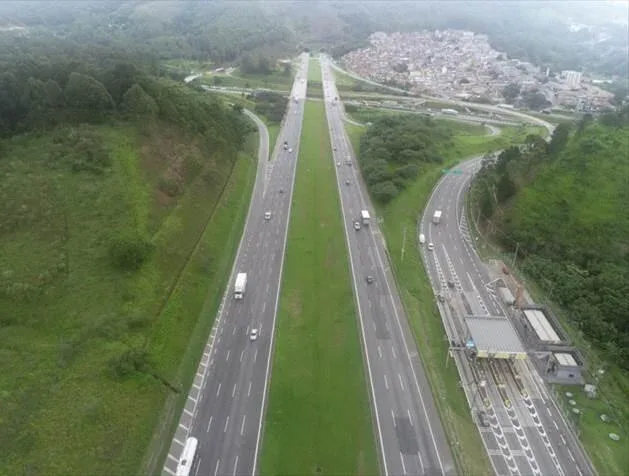 Vista aérea de uma estrada Descrição gerada automaticamente